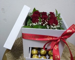 61 Caixa com arranjo de Rosas vermelhas e ferrero rocher